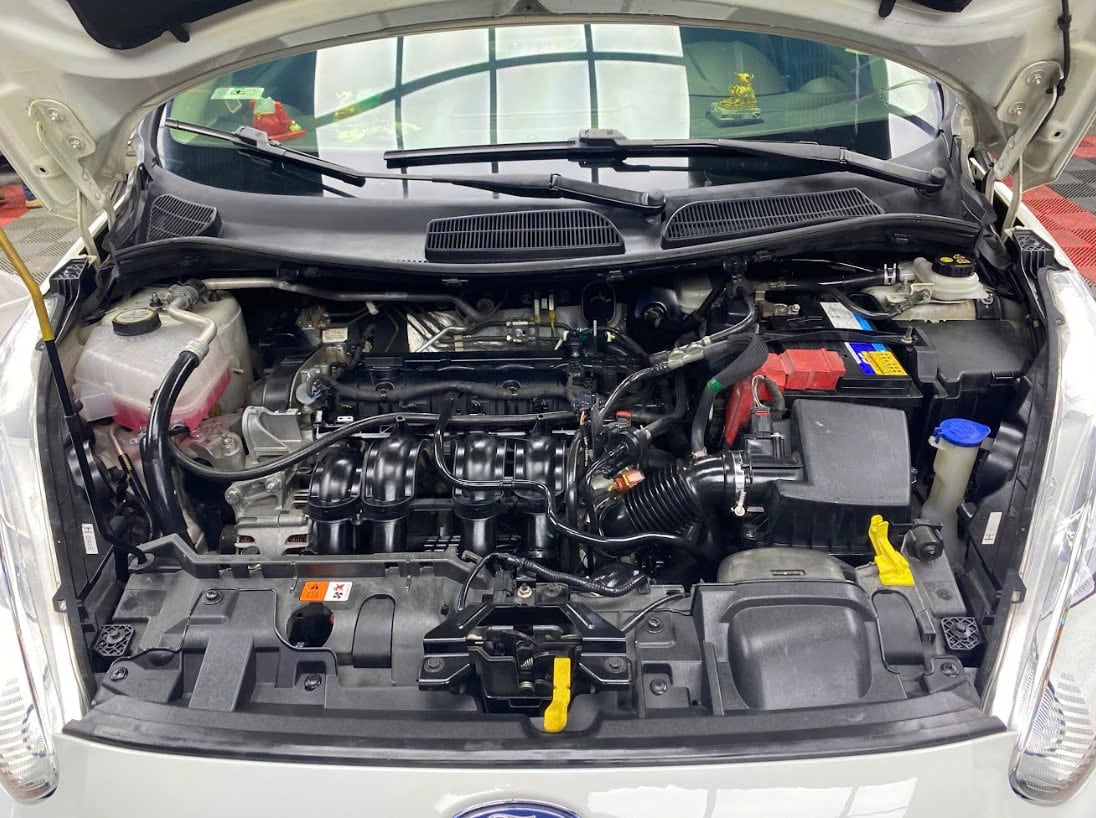 Vệ sinh khoang máy ô tô tại Carvis Auto Detailing Bình Dương